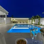 Villatale With Private Swimming Pool. Within Walking Distance Of The Beach. Pozzallo