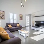 Villa Villatale With Private Swimming Pool. Within Walking Distance Of The Beach.