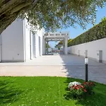 Villatale With Private Swimming Pool. Within Walking Distance Of The Beach. Pozzallo