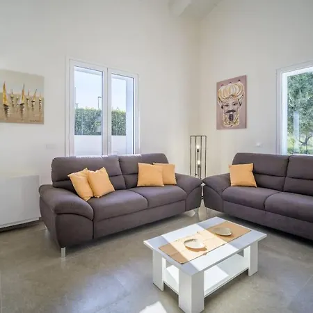 Villatale With Private Swimming Pool. Within Walking Distance Of The Beach. Pozzallo