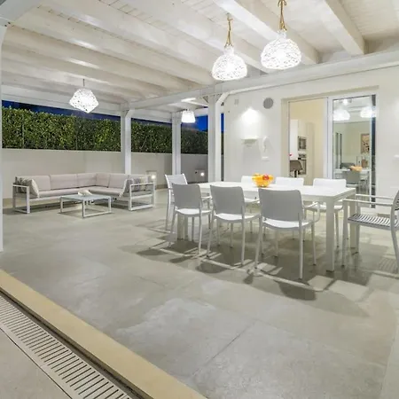 Villa Villatalè With Private Swimming Pool. Within Walking Distance Of The Beach. Pozzallo