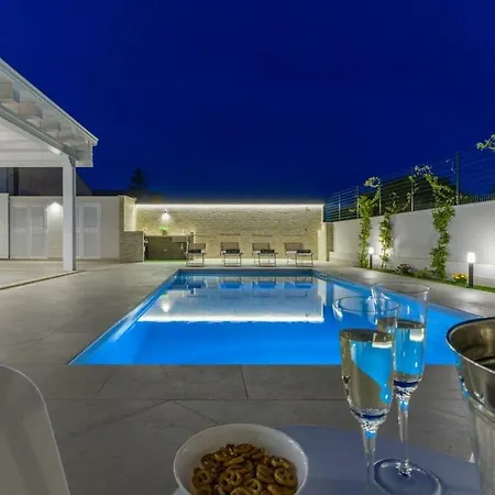 Villatalè With Private Swimming Pool. Within Walking Distance Of The Beach. Pozzallo