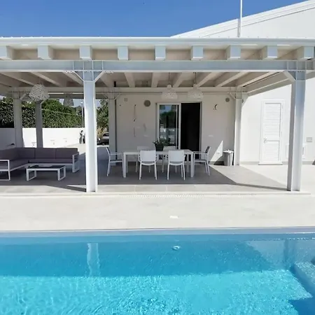 Villatale With Private Swimming Pool. Within Walking Distance Of The Beach. Villa Pozzallo