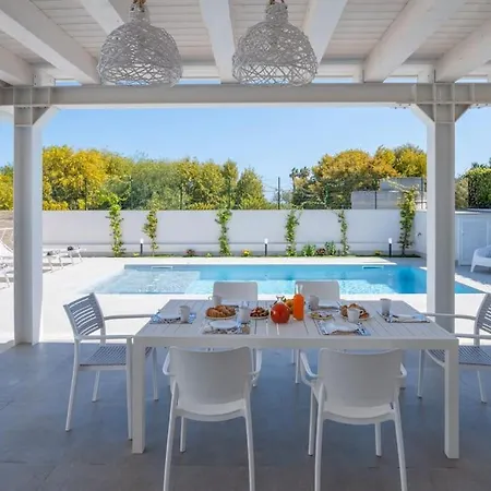 Villa Villatalè With Private Swimming Pool. Within Walking Distance Of The Beach. Pozzallo