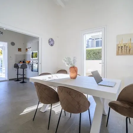 Villatalè With Private Swimming Pool. Within Walking Distance Of The Beach.