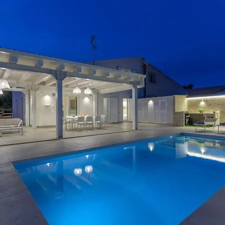 Villatale With Private Swimming Pool. Within Walking Distance Of The Beach. Villa