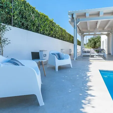Villa Villatale With Private Swimming Pool. Within Walking Distance Of The Beach.