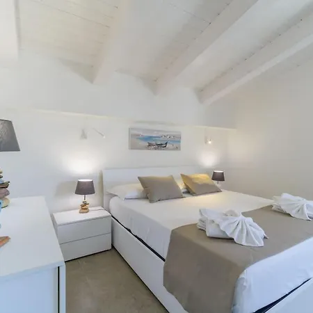 Villatalè With Private Swimming Pool. Within Walking Distance Of The Beach. Villa Pozzallo