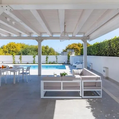 Villatalè With Private Swimming Pool. Within Walking Distance Of The Beach.