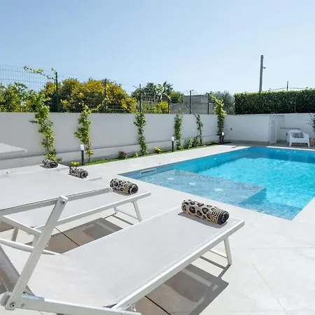 Villatalè With Private Swimming Pool. Within Walking Distance Of The Beach. Villa