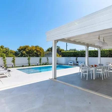 Villa Villatalè With Private Swimming Pool. Within Walking Distance Of The Beach. Pozzallo