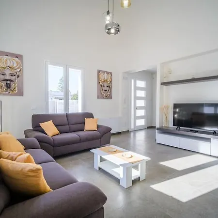 Villa Villatale With Private Swimming Pool. Within Walking Distance Of The Beach.