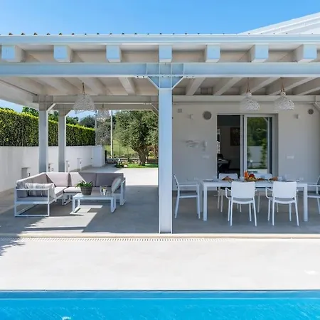 Villa Villatale With Private Swimming Pool. Within Walking Distance Of The Beach.