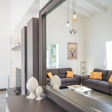 Villa Villatalè With Private Swimming Pool. Within Walking Distance Of The Beach. Pozzallo