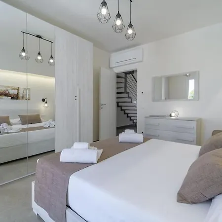 Villatalè With Private Swimming Pool. Within Walking Distance Of The Beach. * Pozzallo