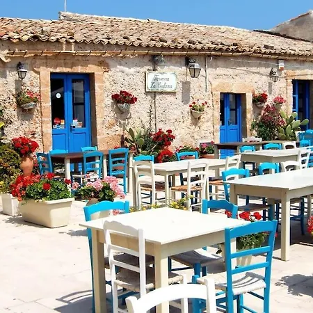 Villatalè With Private Swimming Pool. Within Walking Distance Of The Beach. Villa Pozzallo