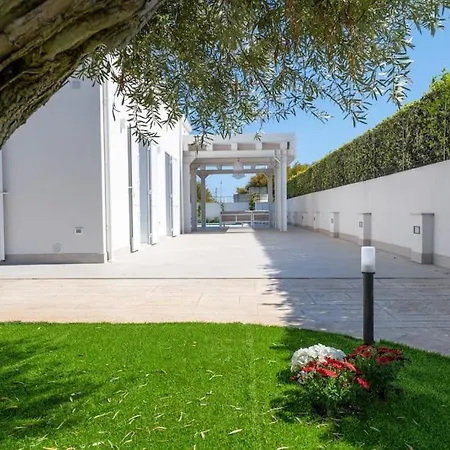 Villatalè With Private Swimming Pool. Within Walking Distance Of The Beach. Pozzallo