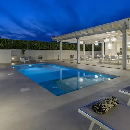 Villatalè With Private Swimming Pool. Within Walking Distance Of The Beach. Villa